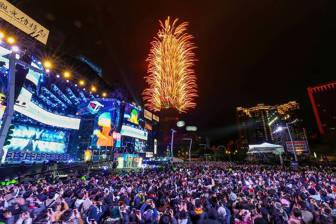 지난 1일 대만 타이베이에서 열린 신년 기념 콘서트 현장을 시민들이 가득 메우고 있다. 타이베이 101타워에서 발사된 불꽃놀이가 하늘을 수놓았다. /EPA 연합뉴스