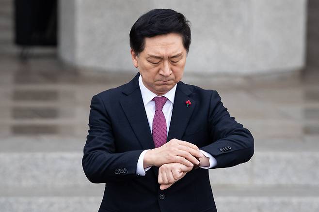 국민의힘 김기현 대표가 11일 경기 성남시 서울공항에서 네덜란드를 국빈 방문하는 윤석열 대통령 환송을 위해 이동하고 있다. /뉴스1