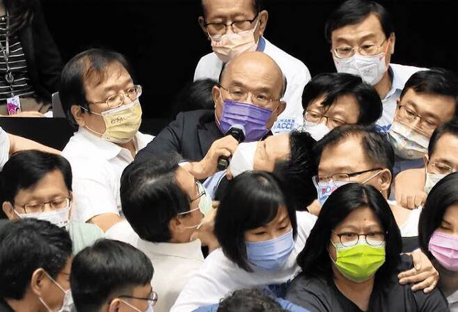 민진·국민 의원들 몸싸움 - 대만 집권 민진당 소속 쑤전창(가운데 마이크 든 사람) 행정원장이 28일 대만 입법원(의회)에서 시정 보고를 하는 도중 여야 의원들이 그를 둘러싸고 몸싸움을 벌이고 있다. /AP 연합뉴스