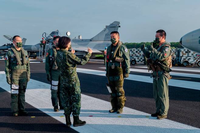 2021년 9월 15일 대만 총통부에서 공개한 파일 사진에서 차이잉원(가운데) 대만 총통이 고속도로에 주차된 항공기를 살펴보며 군인들과 이야기를 나누고 있다./AP 연합뉴스