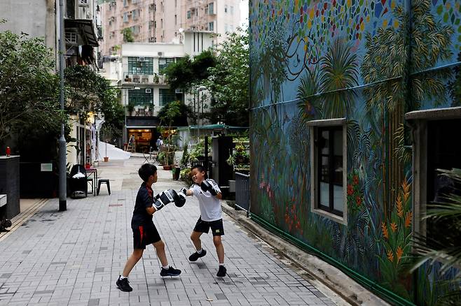 홍콩시내 주택가에서 아이들이 권투 연습을 하고 놀고 있다./로이터 연합뉴스