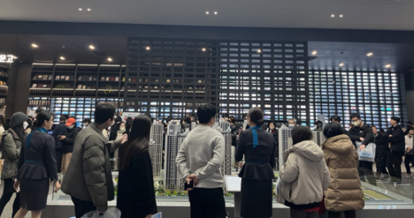 ▲청계리버뷰자이 견본주택 내부. 방문객들이 설치된 단지 모형도를 살펴보고 있다. (사진=한진리 기자 truth@)