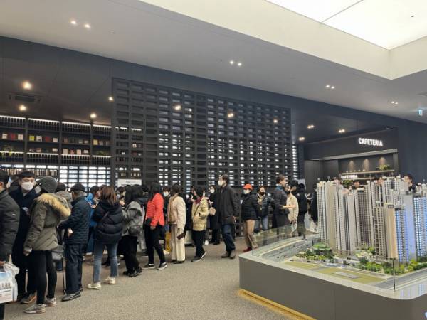 ▲청계리버뷰자이 견본주택 내부. 방문객들이 유닛 입장을 위해 줄을 서있다. (사진=한진리 기자 truth@)