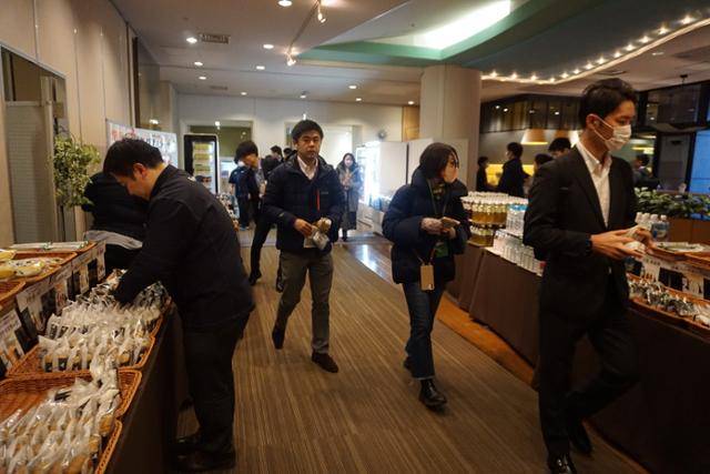 지난달 27일 오전 7시 30분 일본 도쿄 이토추상사 본사에서 아침 일찍 출근한 직원들이 무료로 제공되는 아침 식사를 고르고 있다. 도쿄=최진주 특파원