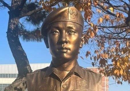 2014년 6월 6일 김해 삼정동 삼성초등학교와 삼정중학교 사이의 산책로 옆 잔디밭에 김오랑 중령 흉상이 세워졌다.뉴스1