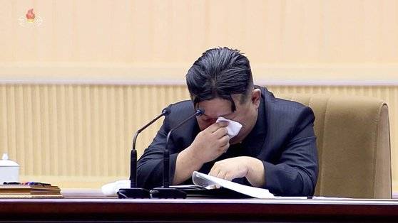 북한 김정은 국무위원장이 지난 3일 평양체육관에서 열린 제5차 전국어머니대회에서 이일환 당비서의 대회보고 도중 손수건으로 눈물을 닦고 있다. 조선중앙TV =연합뉴스