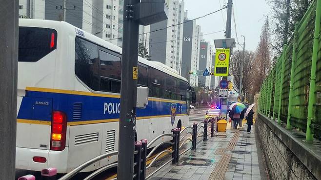 경찰 배치된 초등학교