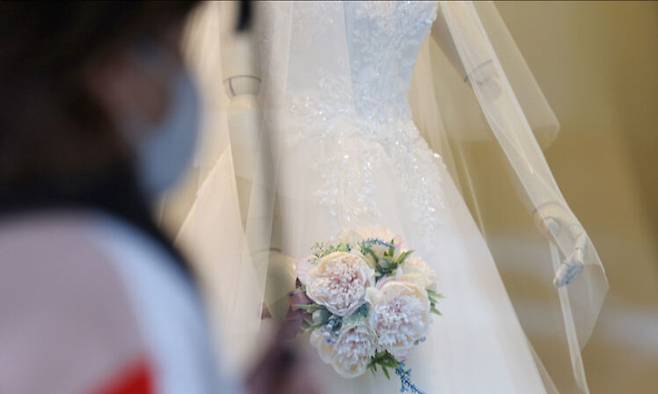 서울 마포구 아현동 웨딩거리 한 웨딩드레스 판매점 앞을 시민들이 지나가고 있다. 연합뉴스