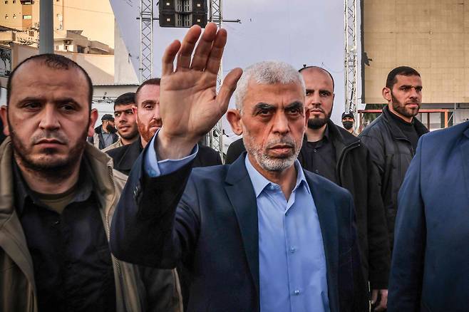하마스 최고 지도자 야히아 신와르가 2023년 4월 14일 가자지구 북부 가자시티에서 열린 대규모 집회 연설자로 나서면서 지지자들에게 손을 흔들고 있다. / 사진=AFP 연합뉴스