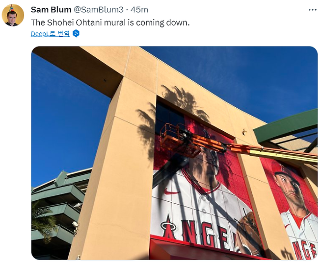 ▲ 에인절스는 오타니가 다저스 이적을 발표하자 약 두 시간 30분 뒤 벽면 해체 작업에 들어갔다. ⓒ 샘 블럼 기자 트위터