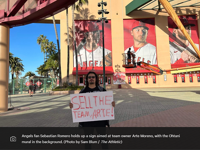 ▲ 팀을 매각하라며 일인시위에 나선 에인절스 팬 ⓒ 디애슬레틱 샘 블럼 기자