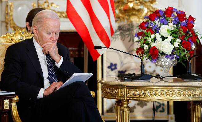 23일 기시다 후미오 일본 총리와의 회동에서 생각에 잠겨 있는 조 바이든 미국 대통령./로이터 연합뉴스