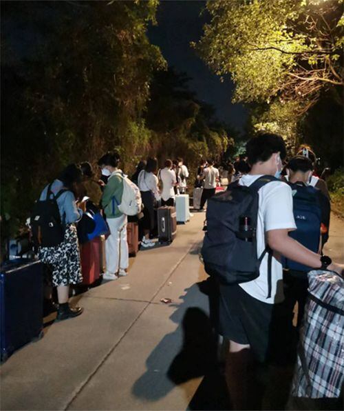 학교 떠나는 광저우大 학생들 - 광저우대에서 학생들이 짐을 싸들고 학교를 떠나고 있다. /트위터