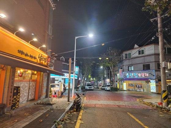 지난 6일 오후 10시쯤 전주시 삼천동 막걸리 골목. 한창 술손님으로 북적여야 할 시간이지만 거리가 한산하다. 막걸릿집은 2017년 21개에서 현재 13개까지 줄었다. 김준희 기자