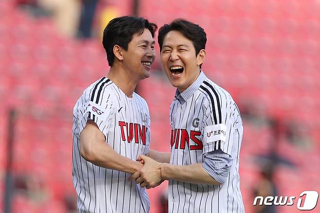 (서울=뉴스1) 민경석 기자 = 영화 '헌트'의 감독이자 주연 배우인 이정재와 공동 주연을 맡은 배우 정우성이 5일 오후 서울 송파구 잠실야구장에서 열린 프로야구 '2022 신한은행 SOL KBO리그' 키움 히어로즈와 LG 트윈스의 경기에 앞서 시구·시타를 한 뒤 손을 맞잡고 활짝 웃고 있다.(공동취재) 2022.8.5/뉴스1 Copyright (C) 뉴스1. All rights reserved. 무단 전재 및 재배포 금지.