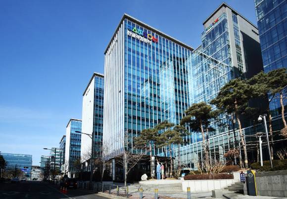 한글과컴퓨터(한컴) 그룹이 우즈베키스탄 고등학교 자사의 스마트 클래스를 구축할 예정이다. /사진=한글과컴퓨터