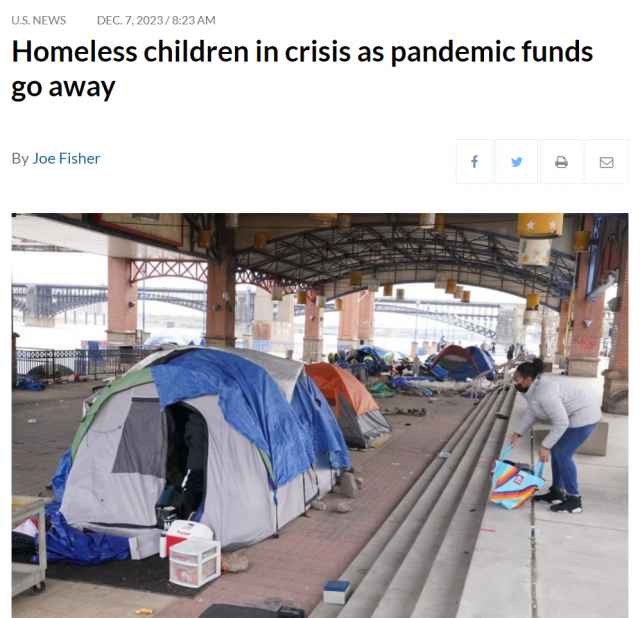 ▲'팬데믹 구호기금이 바닥나면서 노숙 아동들이 위기에 처했다(Homeless children in crisis as pandemic funds go away)'는 제목의 UPI 통신 보도를 캡쳐한 것. 교량 밑에 만들어진 노숙자 텐트촌이 보인다.