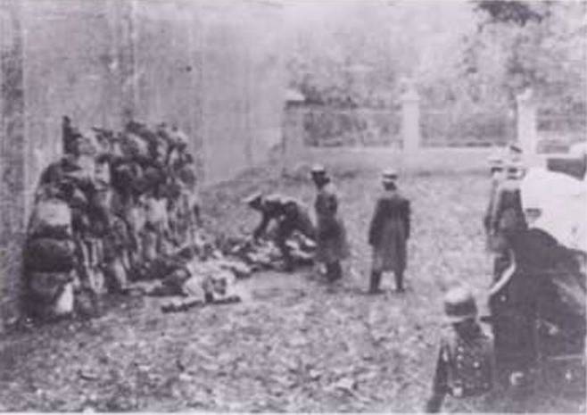 1939년 폴란드 서부도시 레슈노에서 나치 친위대가 민간인 학살을 자행했다. 폴란드 법원은 국제관습법의 국가 면제 규정을 들어 독일을 상대로 한 자국 학살 피해자의 배상 소송을 기각했다.