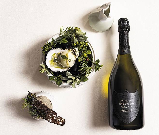 곧 출시될 돔페리뇽 P2 2004(오른쪽)와 잘 어울리는 돈켈레의 굴 요리. /돔페리뇽