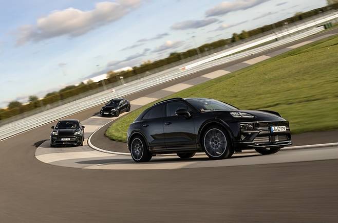 서킷을 질주하는 포르쉐 마칸 일렉트릭.