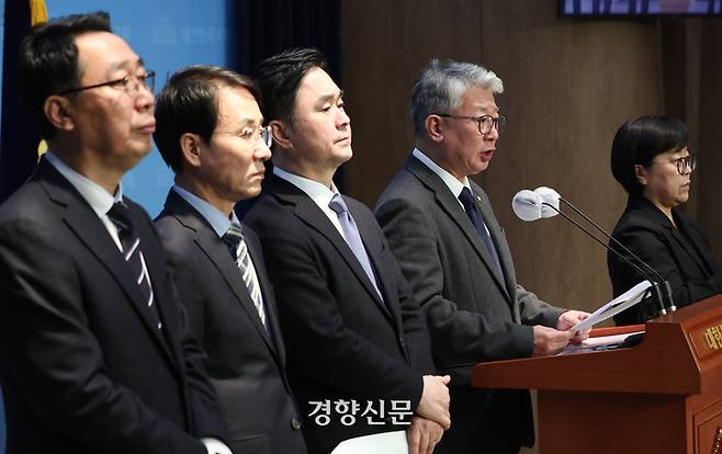 ‘원칙과 상식’ 조응천, 김종민, 이원욱, 윤영찬 의원(오른쪽 첫 번째부터)이 14일 국회 소통관에서 기자회견을 하고 있다. 박민규 선임기자