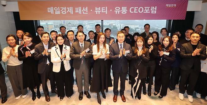 올해 하반기 매일경제 패션·뷰티·유통 최고경영자(CEO) 포럼이 14일 앰배서더 서울 풀만 호텔에서 개최됐다. 앞줄 왼쪽 셋째부터 강지철 베인앤드컴퍼니 파트너, 장진희 MCM코리아비즈 대표, 강준석 BYN블랙야크그룹 부사장, 김지원 한세엠케이 대표, 장승준 매경미디어그룹 부회장, 박이라 세정그룹 대표, 김세라 세아상역 전무, 김유미 제이에스티나 대표. 한주형 기자