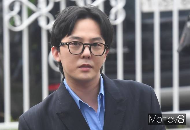 '마약 투약 혐의'를 받았던 가수 지드래곤이 무혐의 처분을 받을 전망이다. 사진은 지난달 6일 인천 남동구 인천논현경찰서에서 조사를 받기 위해 출석해 취재진 질문에 답한 가수 지드래곤. /사진=장동규 기자