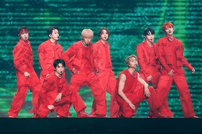 '영웅'-'질주'-'팩트 체크' 구간은 NCT 127과 팬들의 떼창이 어우러져 공연장 열기가 가장 뜨거웠다. SM엔터테인먼트 제공