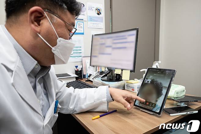 지난 5월 백재욱 도봉구의사회 총무이사가 비대면진료 실행과정을 시연하고 있는 모습. /뉴스1 ⓒ News1 유승관 기자