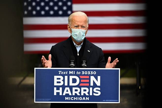 조 바이든 민주당 대선 후보가 2일 미시간에서 선거운동을 하면서 마스크를 쓴 채 연설하고 있다. 바이든 후보 부부는 이날 코로나 진단 검사에서 음성 판정을 받았다고 밝혔다. /AFP 연합뉴스