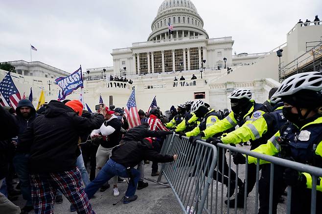 지난 6일 트럼프 지지자들이 워싱턴 국회의사당 앞에서 경찰의 저지선 돌파를 시도하고 있다/AP연합뉴스