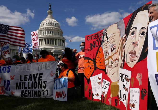 지난달 30일 이민자 인권 단체 활동가들이 미국 국회 의사당 앞에서 불법 이민자들에게도 시민권 취득 길을 터주는 법안의 통과를 요구하며 시위를 벌이고 있는 모습. /로이터 연합뉴스