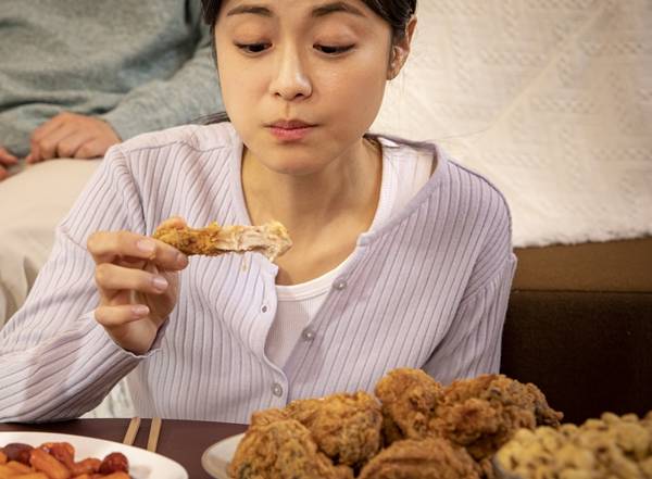 하루 섭취량의 50% 이상을 저녁 7시 이후 섭취한다면 야식증후군을 의심해볼 수 있다./사진=클립아트코리아