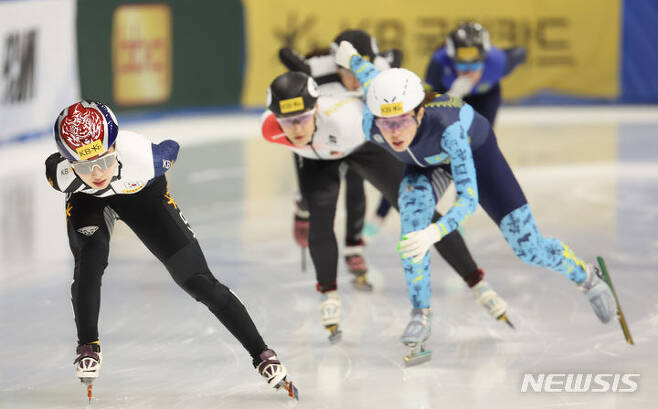 김길리(가장 왼쪽)가 지난 15일 서울 양천구 목동아이스링크에서 열린 2023-2024 국제빙상연맹(ISU) 쇼트트랙 월드컵 4차 대회 여자 1500m 준준결승 2차전에서 레이스를 펼치고 있다. /사진=뉴시스