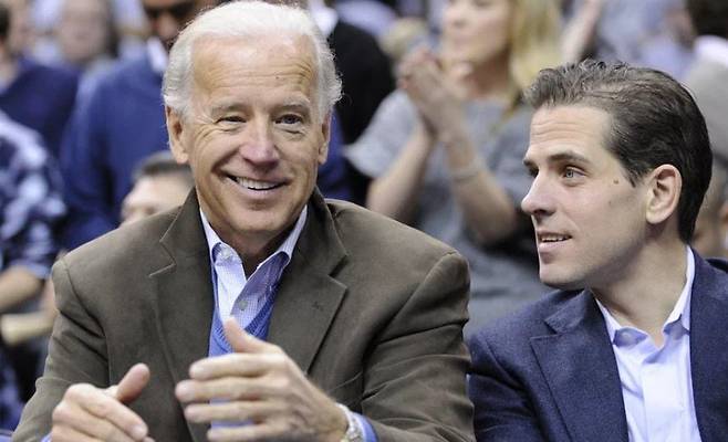 조 바이든 대통령(왼쪽)이 부통령에 재직 중이던 2010년 한 농구 경기장을 찾아 아들 헌터 바이든과 경기를 관람하고 있다. /로이터 연합뉴스