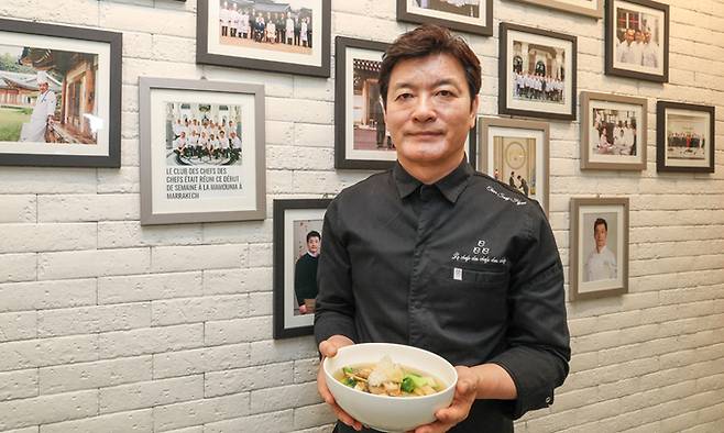 김대중부터 문재인까지 총 5명 대통령의 밥상을 책임졌던 천상현 ‘천상현의 천상’ 대표가 청와대에서 가장 자주 만들었던 음식은 ‘채소탕면’이었다. 최상수 기자