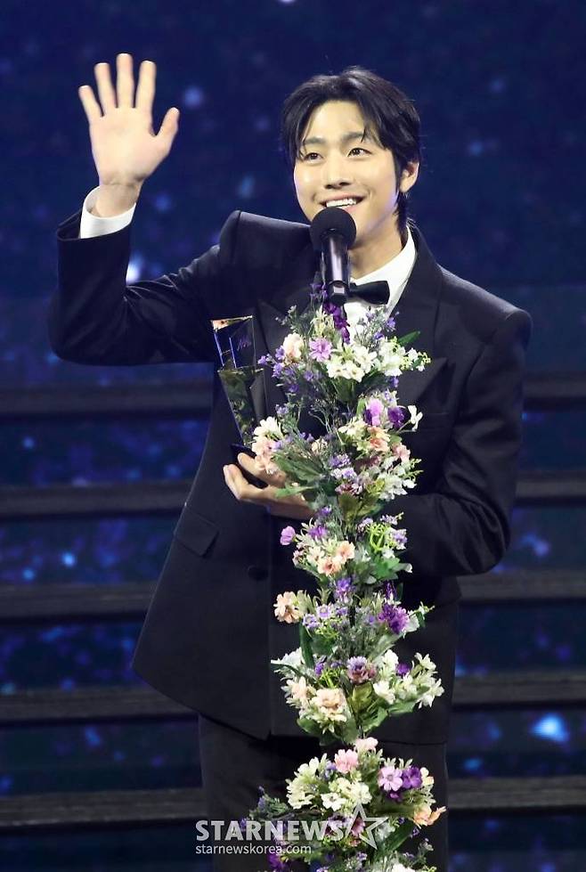 배우 안효섭이 14일 필리핀 아레나에서 열린 '2023 아시아 아티스트 어워즈 인 필리핀'(2023 Asia Artist Awards IN THE PHILIPPINES, 이하 '2023 AAA')에서 'AAA 핫트렌드상'을 수상하고 소감을 말하고 있다. '2023 AAA'는 스타뉴스가 주최하고 Asia Artist Awards 조직위원회, TONZ 엔터테인먼트, PULP Live World가 공동 주관한다. 그룹 아이브(IVE) 장원영, 가수 강다니엘, 그룹 제로베이스원 성한빈이 MC를 맡았다. 2023.12.14 /사진=임성균