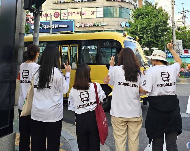 현장의 요구사항을 직접 듣기 위해 나간 스쿨버스 직원들의 모습 / 출처=스쿨버스