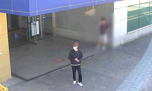 지난 8월 7일 대구시 동대구역 1번 출구 앞 광장을 지나는 30대 A씨 모습. 대구경찰청 제공