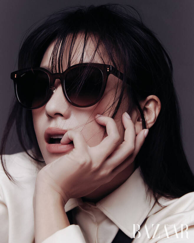 Actor Han Hyo-joo showed off his extreme arrogance through a fashion magazine picture.He unveiled a picture with a sunglasses brand on January 19 through a fashion magazines January issue pictorial.Last year, Han Hyo-joo, who ran without interruption due to his overseas activities as well as the drama  ⁇  Moving  ⁇   ⁇   ⁇  and  ⁇   ⁇   ⁇   ⁇  2  ⁇ , showed a comfortable and natural appearance in front of the camera as an actor who had a long relationship with fashion magazine.In addition, the classic and basic design of sunglasses in his own style, he made an impression.Han Hyo-joos picture can be seen in the January issue of the fashion magazine Harpers Bazaar.