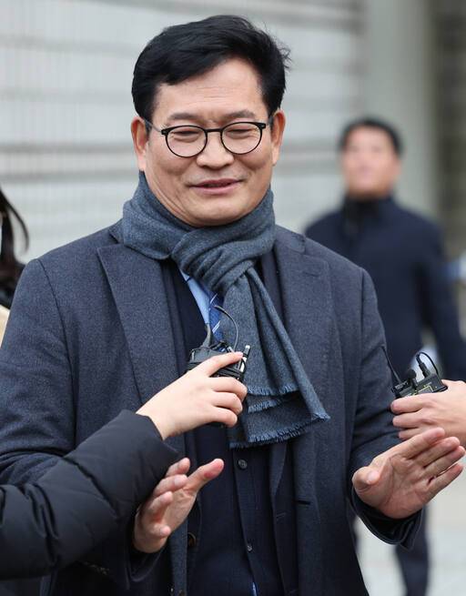 송영길 전 민주당 대표가 지난 18일 서울 서초구 서울중앙지방법원에서 열린 구속 전 피의자심문(영장실질심사)을 마치고 법원을 나서며 취재진 질문에 답하고 있다. 경기일보DB