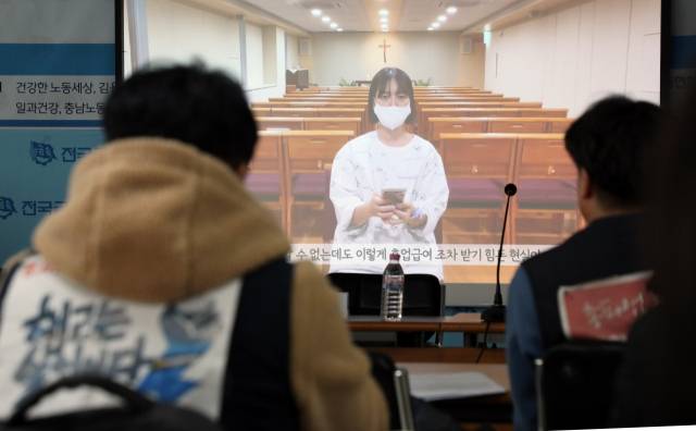 지난달 21일 오전 서울 중구 금속노조 회의실에서 '산재환자 모욕하는 대통령실 규탄 긴급 증언대'가 열리고 있다.연합뉴스