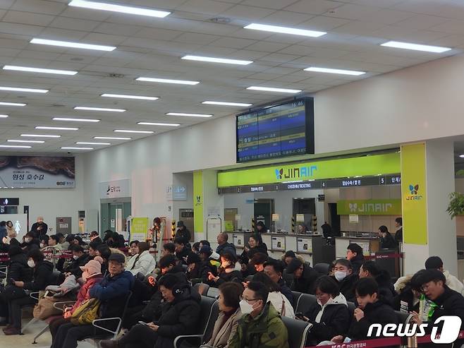 21일 오후 4시 50분 강원 원주(횡성)공항에서 지연된 제주행 항공편을 기다리는 여행객들의 모습. 2023.12.21/뉴스1 신관호 기자