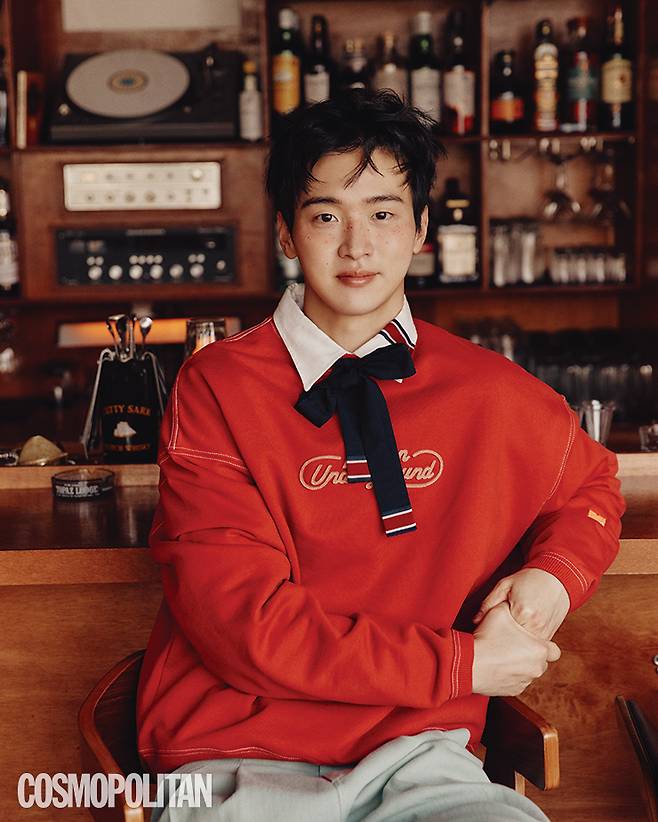 스웨트셔츠 15만9천원, 팬츠 21만9천원 모두 런던 언더그라운드. 타이 셔츠 8만6천원 로맨틱크라운.