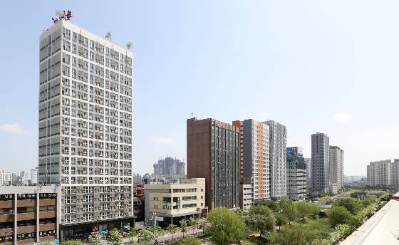 21일 정보제공 업체 '부동산R114'에 따르면 올해 신규 공급된 오피스텔 물량은 2010년 이후 최저 수준을 기록하는 등 시장이 크게 위축됐다. 최근 국토교통부 장관 후보자가 '비(非) 아파트 중심의 공급 정책'으로 전환을 언급한 것을 고려, 오피스텔 주택 수 제외 등 추가 규제 완화 논의가 이뤄질 경우 수급에 긍정적 요인으로 작용할 수 있다./사진=뉴스1