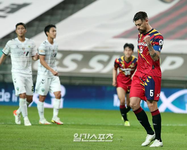 "프로축구 2021 K리그1 FC서울과 전북현대의 경기가 5일 오후 서울월드컵경기장에서 열렸다. 오스마르가 전반 조영욱이 비디오판독 끝에 얻어낸 패널틱킥을 성공시키고 주먹을 불끈 쥐고 있다. 상암=김민규 기자 /2021.09.05/"