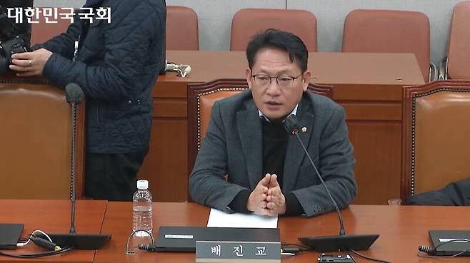 ▲배진교 정의당 의원이 22일 국회 운영위원회에서 최근 납득 못할 일들이 보도되고 있는데 이를 질문하고 비판할 수 있는 장이 열리지 않아 유감이라며 윤석열 대통령과 재벌총수의 술자리 문제를 예로 들고 있다. 사진=국회 영상회의록 갈무리