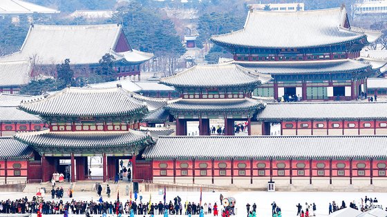 전국 대부분 지역에 눈이 내린 24일 오전 서울 종로구 경복궁이 하얀 눈으로 덮여 있다. 뉴스1