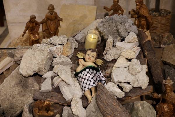 요르단강 서안지구 베들레헴의 한 루터교 교회에 지난 18일(현지시간) 가자지구의 파괴를 상징하는 부서진 벽돌과 돌무더기, 타일 잔해 속에 아기 예수가 누워 있는 성탄절 조형물이 설치돼 있다. . UPI연합뉴스