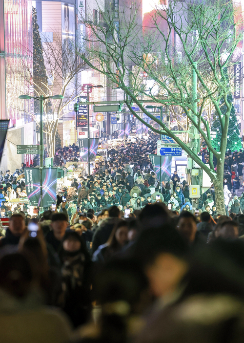 크리스마스 이브인 24일 저녁 서울 명동 거리가 인파로 붐비고 있다. [사진출처 = 연합뉴스]